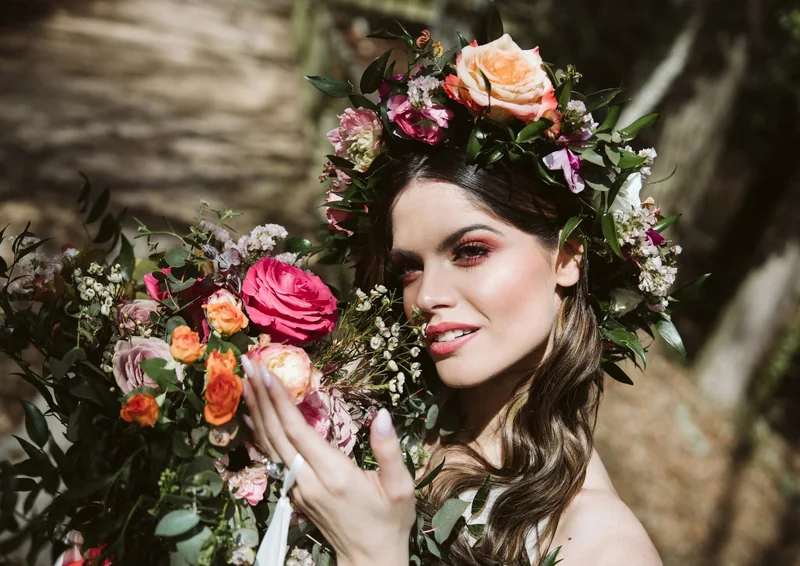 Ritratto di sposa con una corona di fiori rosa e arancio